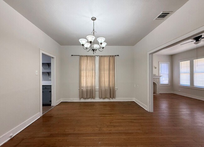 Building Photo - 942 Bailey Ave