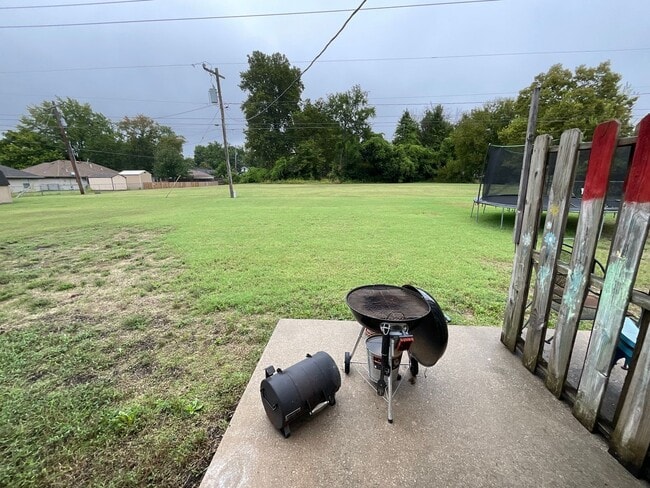 Building Photo - Spacious Duplex
