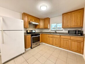 Building Photo - N Claremont