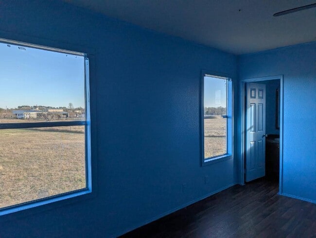 Building Photo - 818 FM713