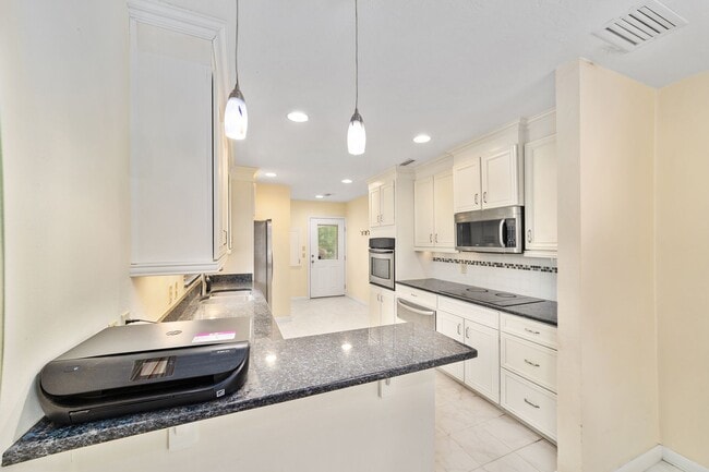 Building Photo - Beautiful 3/2 in Forest Ridge