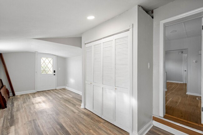 Building Photo - Beautiful 1 bedroom home with BONUS room in Natrona Heights available April 1!