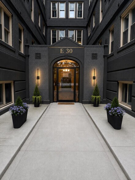 Building Photo - Live Atrium