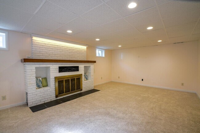 Building Photo - Spacious 4 Bedroom on Upriver Drive