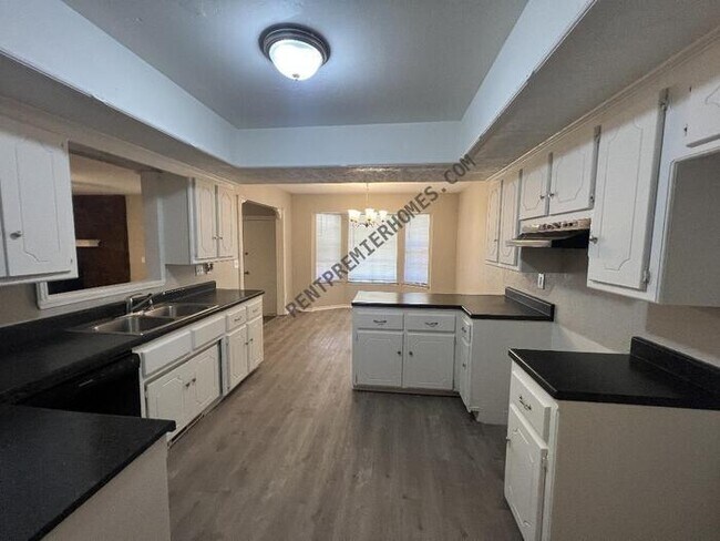 Building Photo - 9513 S Ross Ave