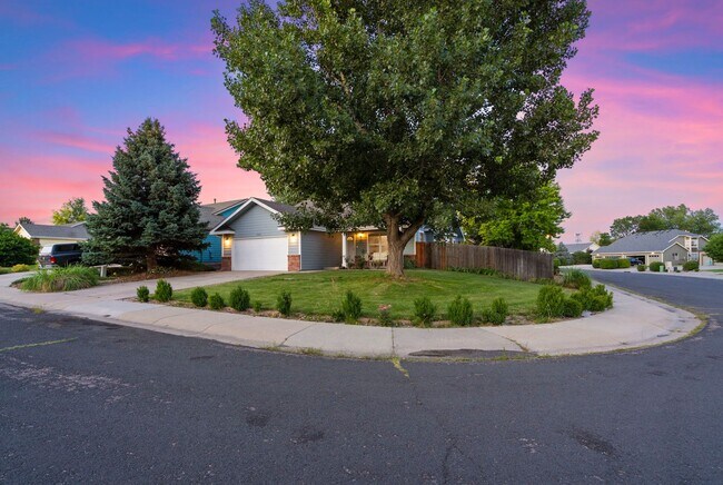 Building Photo - Stylish living in this modern 3 bed 2 bath...