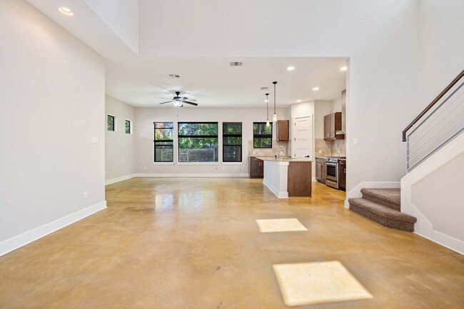 Building Photo - Stunning Modern Home in Desirable 78704 Ne...