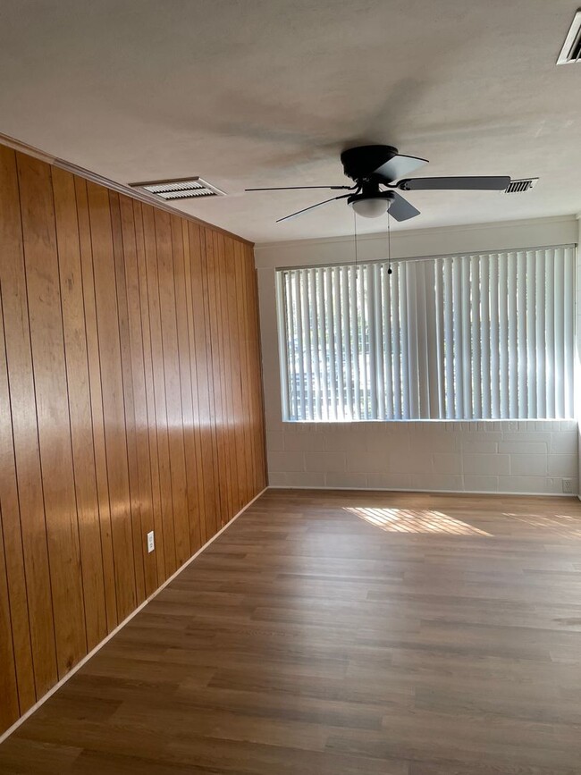 Building Photo - Recently Renovated - New flooring - kitche...