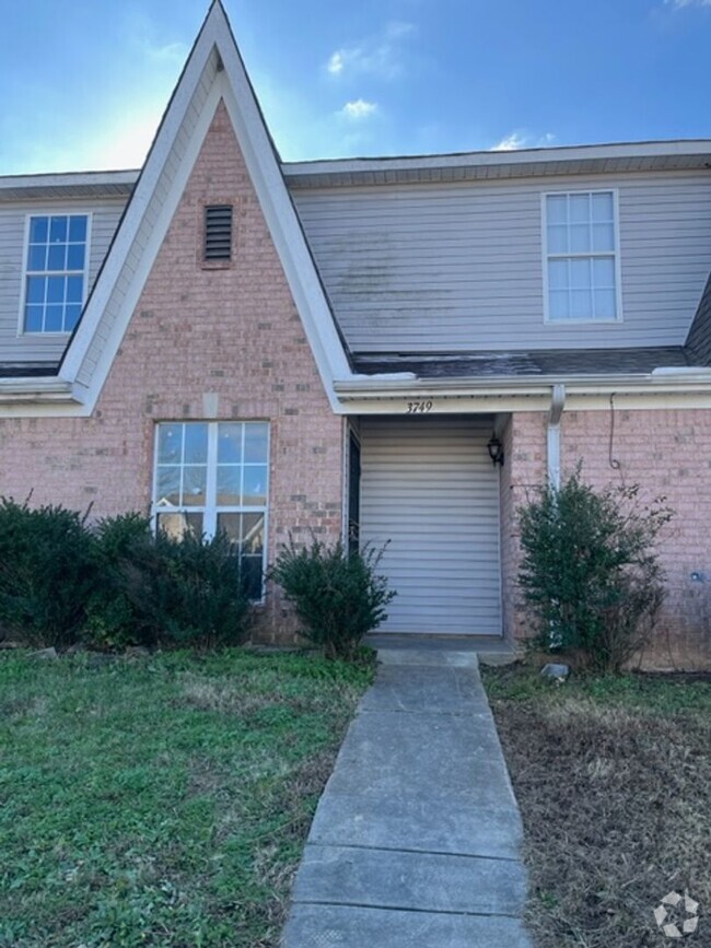 Building Photo - Renovated 3 Bedroom 2 Bath Townhouse for R...