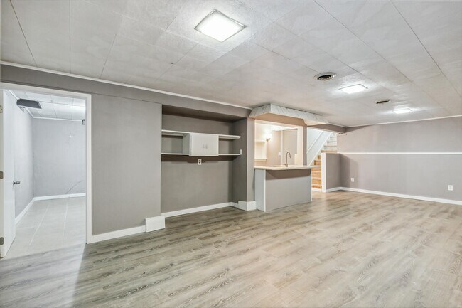 Building Photo - 3707 E Funston St