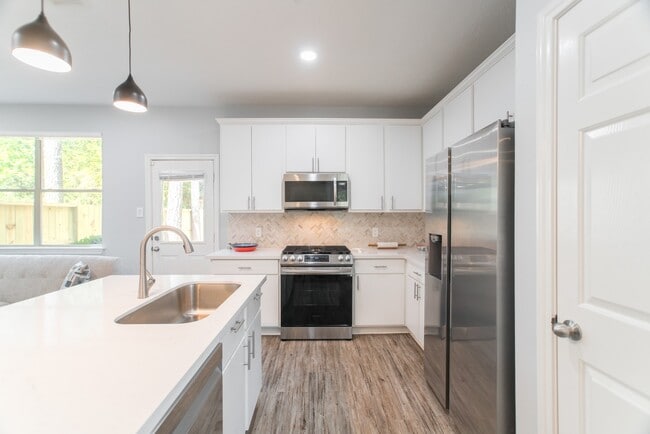 Building Photo - 262 Liriope Ct