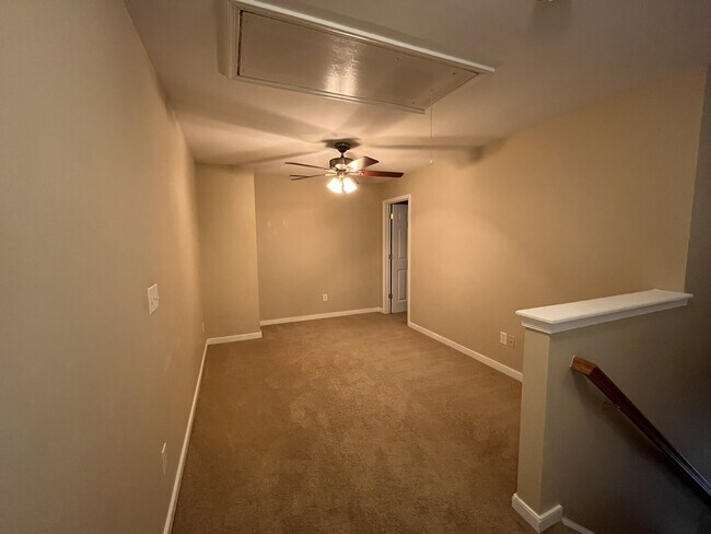 Building Photo - 410 Queensbury Ln