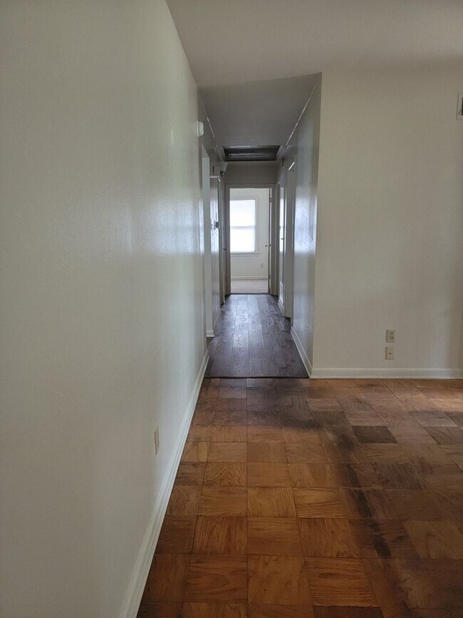 Building Photo - 3 bedroom 1 bathroom **Move in Ready