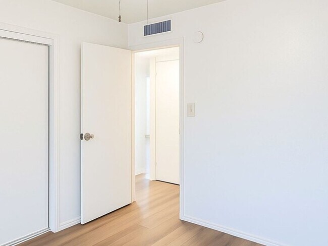 Building Photo - 2 Bedroom Bakersfield Beauty!