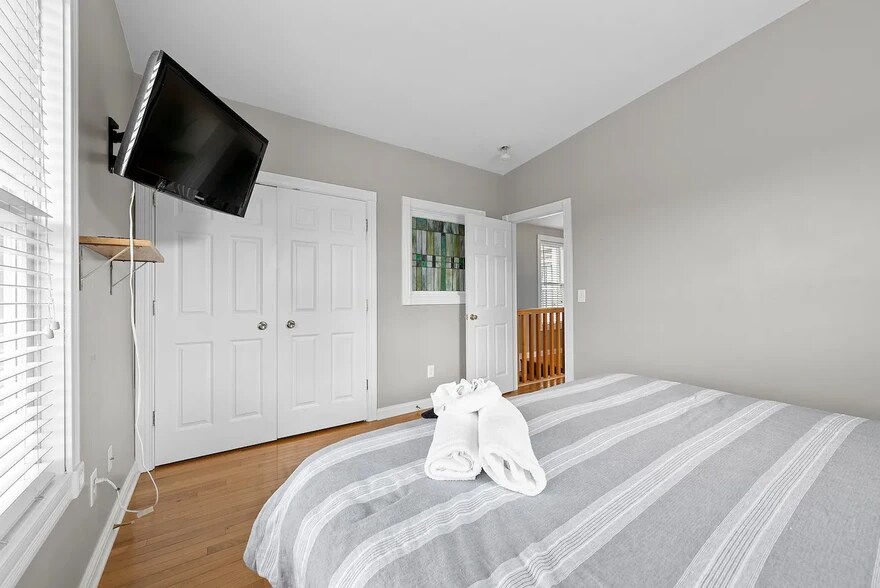 Building Photo - 950 N 6th St