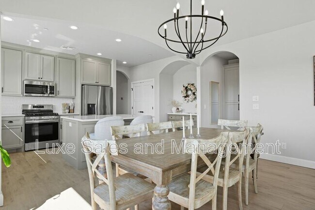 Building Photo - 4200 Abbey Pk Dr