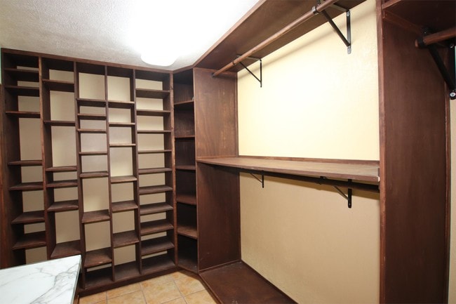 Building Photo - 890 Parsons Dr