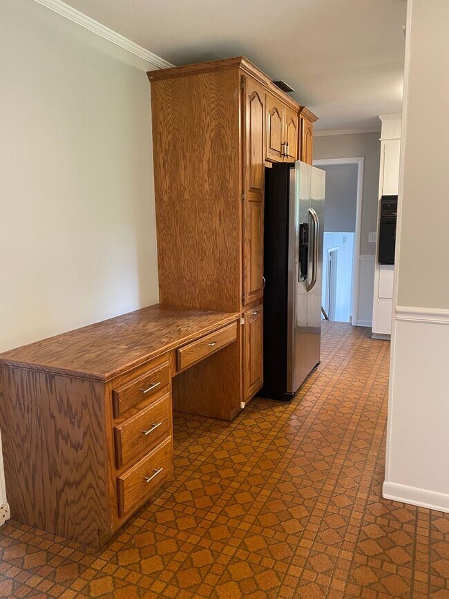 Building Photo - Charming 4 BR, 2 BA, Close to MTSU, 1 Car Garage, Large Carport