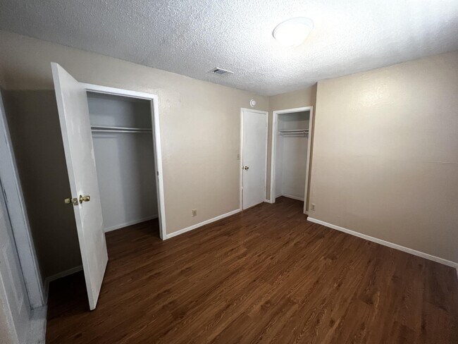 Building Photo - 9806 Roxanna Dr