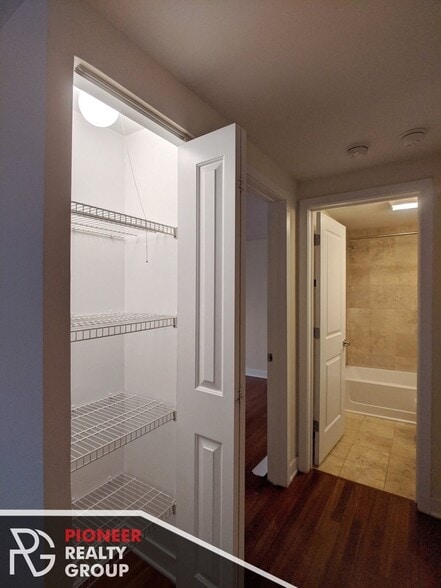 Building Photo - 630 W Wrightwood