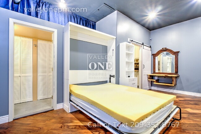 Building Photo - Luxury Private Furnished 2 Bed 2 Bath Suite With Private Courtyard - Utilities Included!