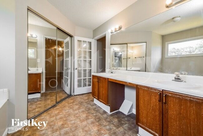 Building Photo - 941 Oak Street Southwest