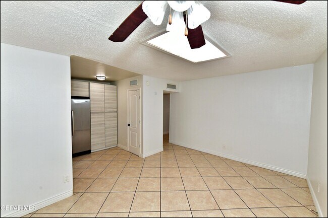 Building Photo - 10565 Murphy St