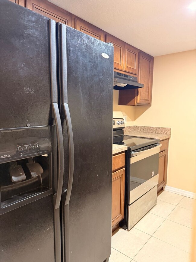 Building Photo - 2/2 Condo with Lake Views