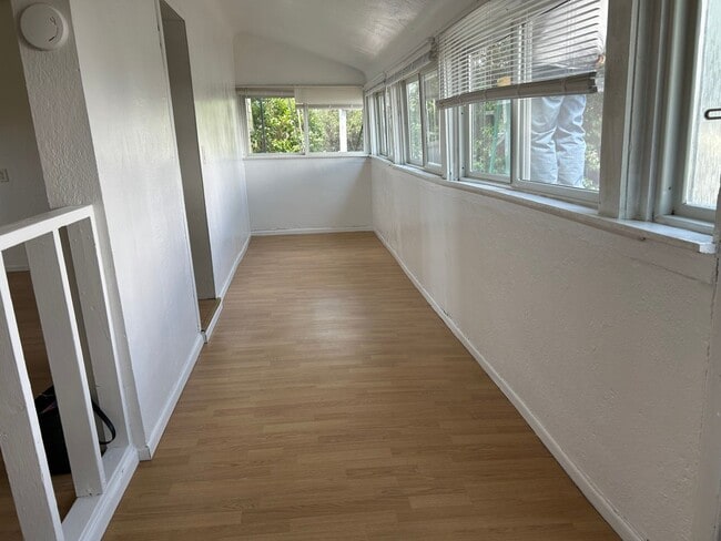 Building Photo - 2 Bed 1 Bath Large House with Fenced Yard and Washer Dryer Hookups