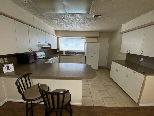 Building Photo - Spacious 3/2!