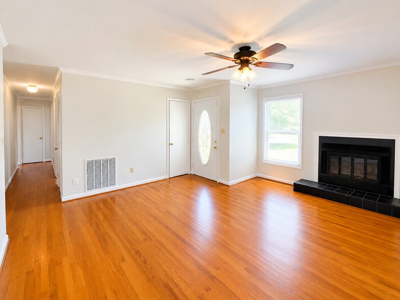 Living room - 303 Rutherford Ave NW