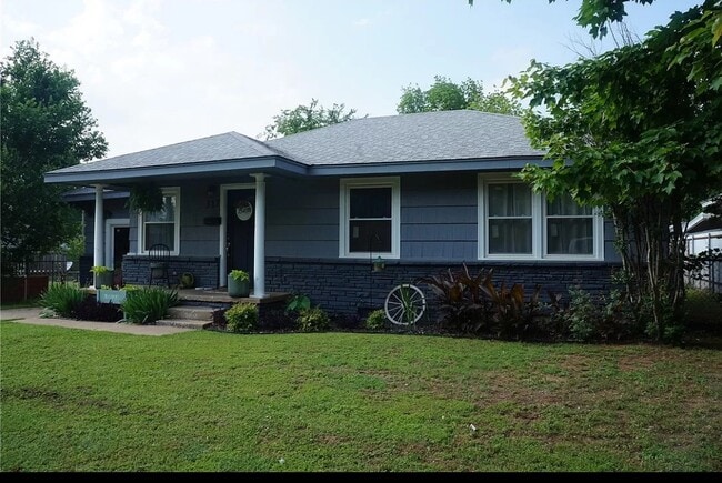 Building Photo - 317 Truman Pl