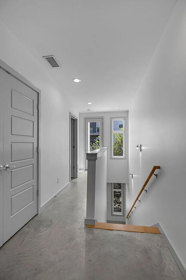 Building Photo - Great condo in East Nashville off Gallatin...