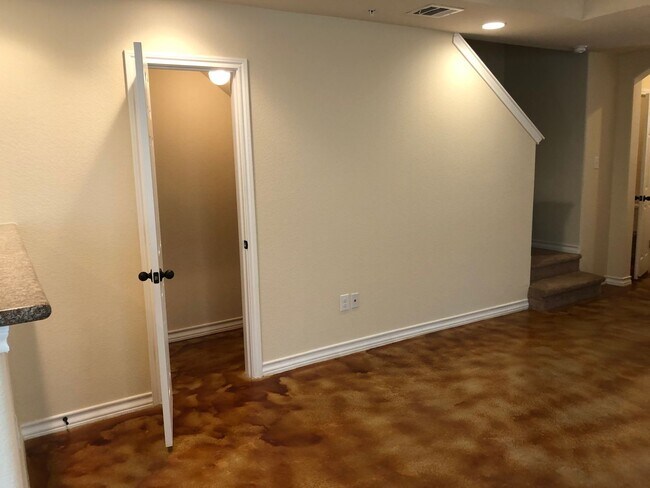 Building Photo - Town home for rent