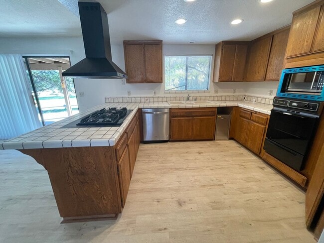 Building Photo - Golf Course- On The Mesa 3 Bedrooms, 2 Bathrooms, New Paint,