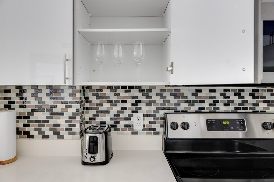 Building Photo - 3880 NE 6th Ave