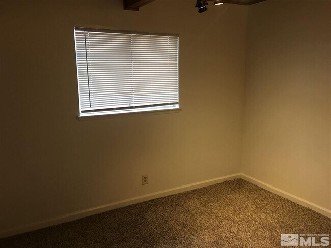 Building Photo - 395 Denslowe Dr