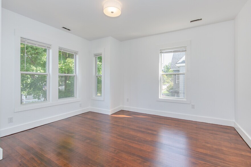 Building Photo - 10 Stark St