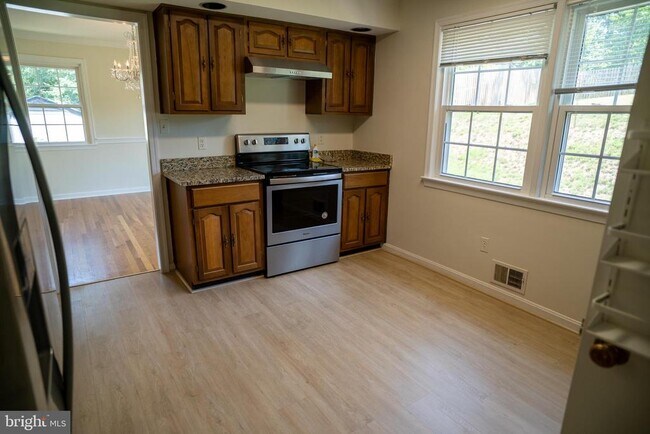 Building Photo - 5012 Larno Dr