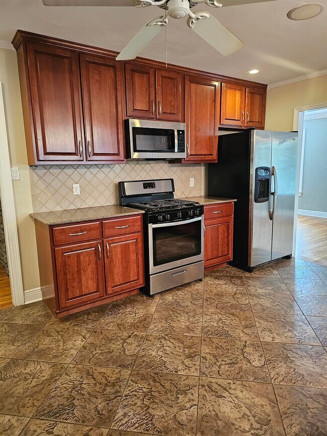Building Photo - 850 Brookwood Dr