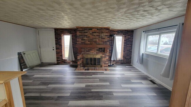 Building Photo - 655 Robinwood Dr