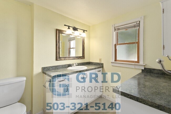 Building Photo - Spacious 3 Bedroom, 2 Bath Craftsman - Creston Park Neighborhood - A Must See!