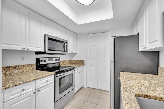 Building Photo - 400 Crestwood Ct N