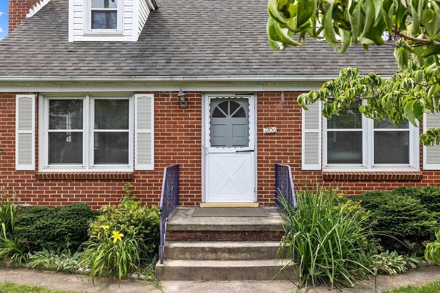 Building Photo - 1206 Spring Hill Rd