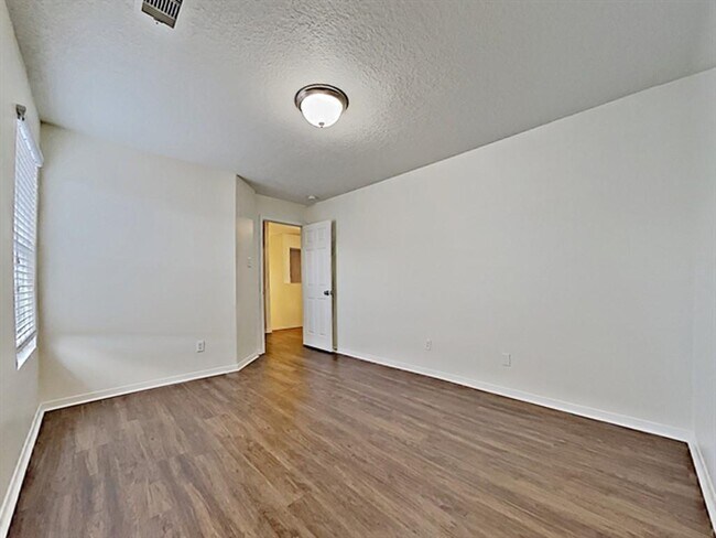 Building Photo - 16973 Scenic Knoll