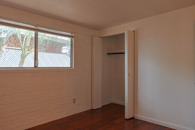 Building Photo - 618 N Medford Dr