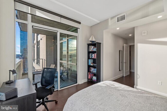 Building Photo - 1330 Lancaster St