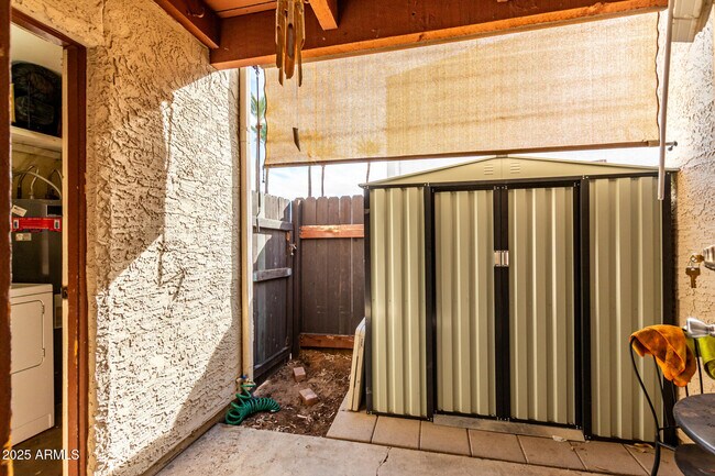 Building Photo - 1927 E Hampton Ave