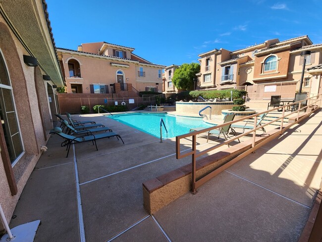 Building Photo - Three Level Mountains Edge Townhome