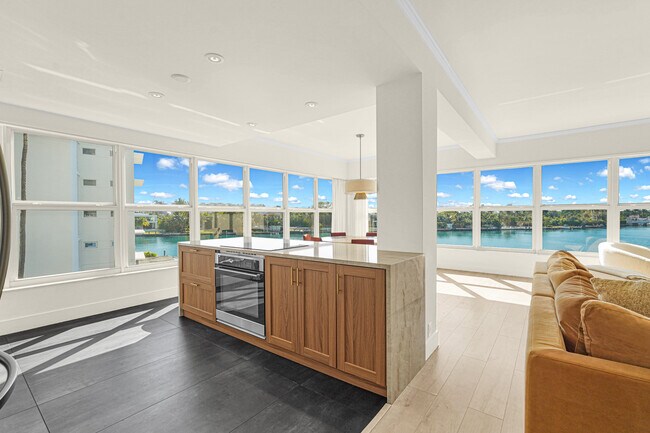 Building Photo - 9100 W Bay Harbor Dr